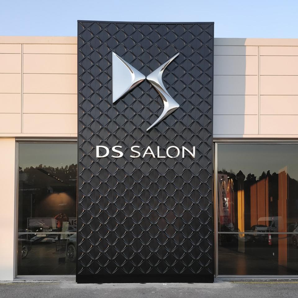 DS Automobiles DS Lounge totem mural manufactured and deployed by Visotec