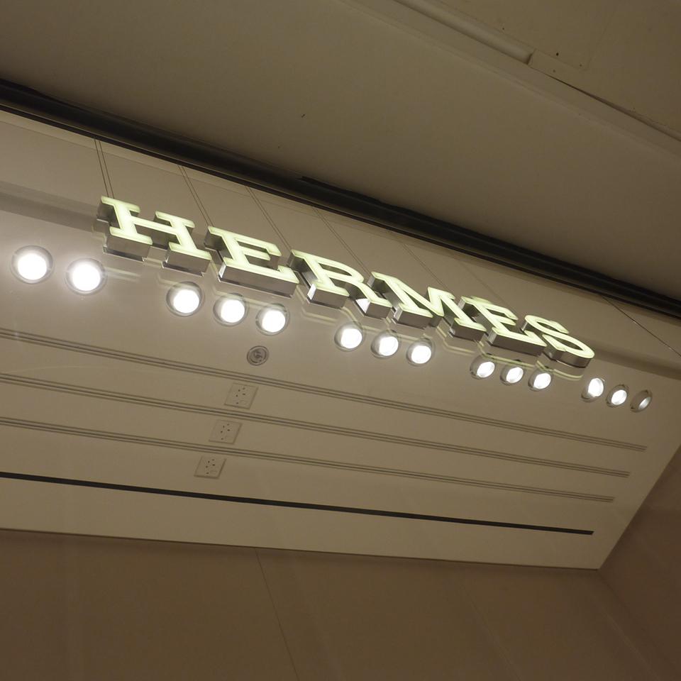 Signalétique et éclairage de boutique Hermès par Visotec