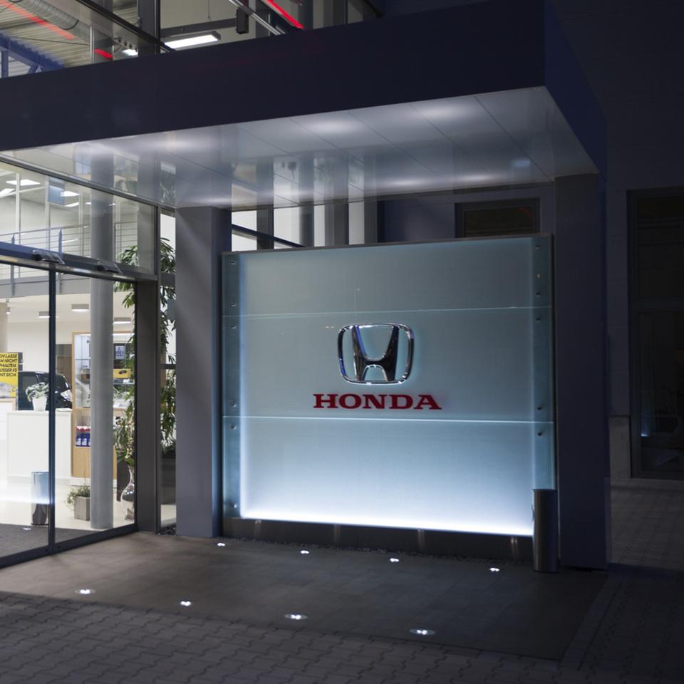 Eingangsbeschilderung eines neuen Honda-Autohauses von Visotec