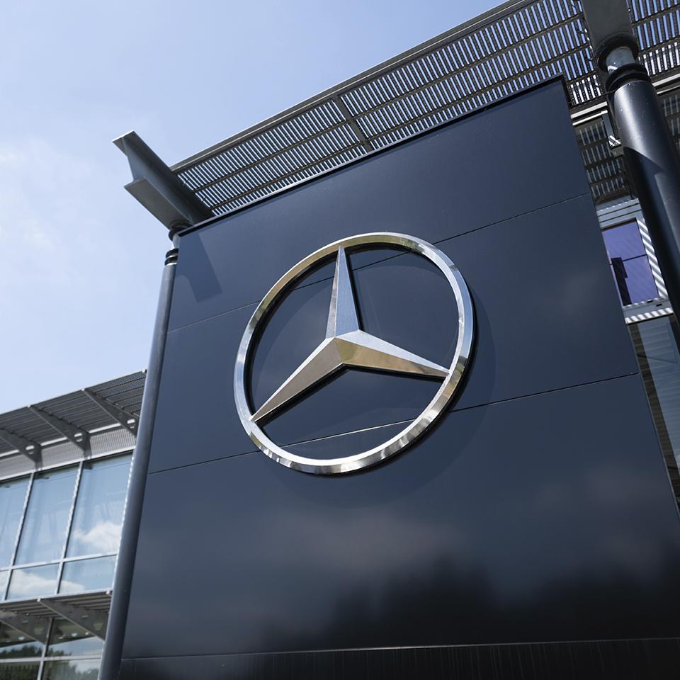 Logo Mercedes Benz w salonie sprzedaży 