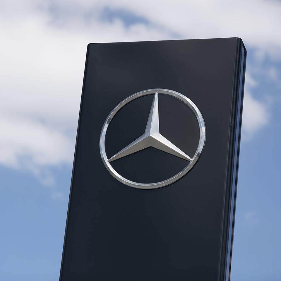 Totem signalétique Mercedes Benz déployé par Visotec