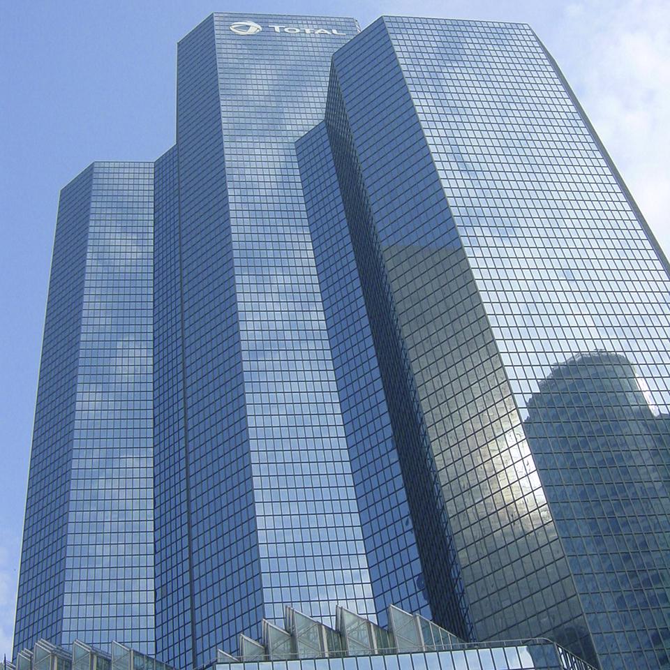 Логотип Total по его юридическому адресу на одной из самых высоких башен Ля Дефанс от Visotec