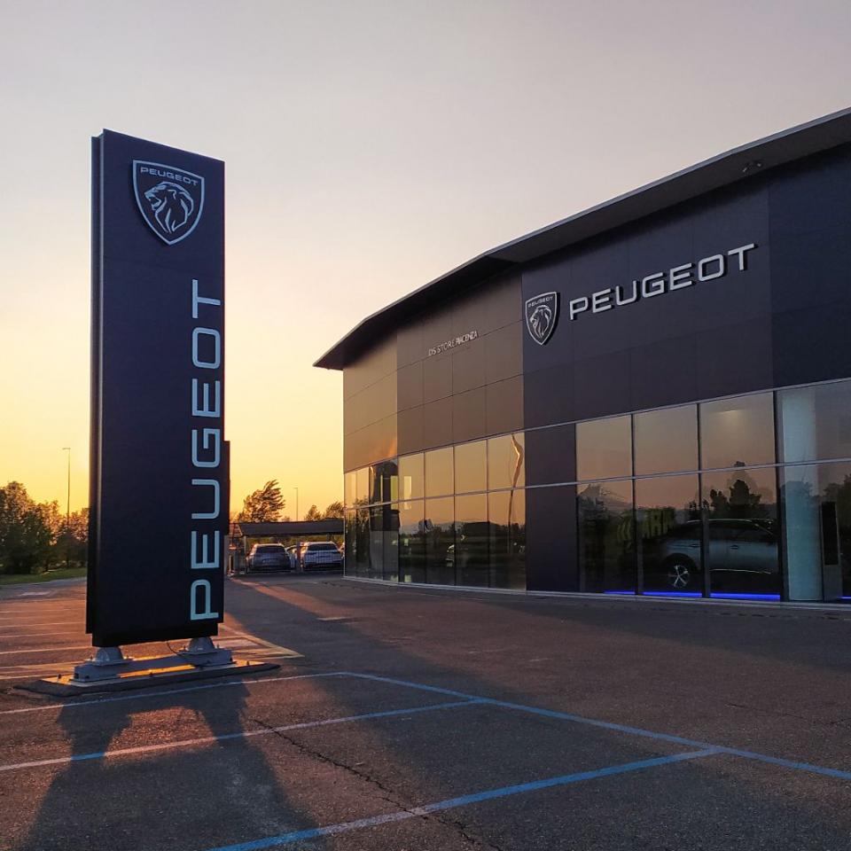 The new Peugeot identity : a shield for the network