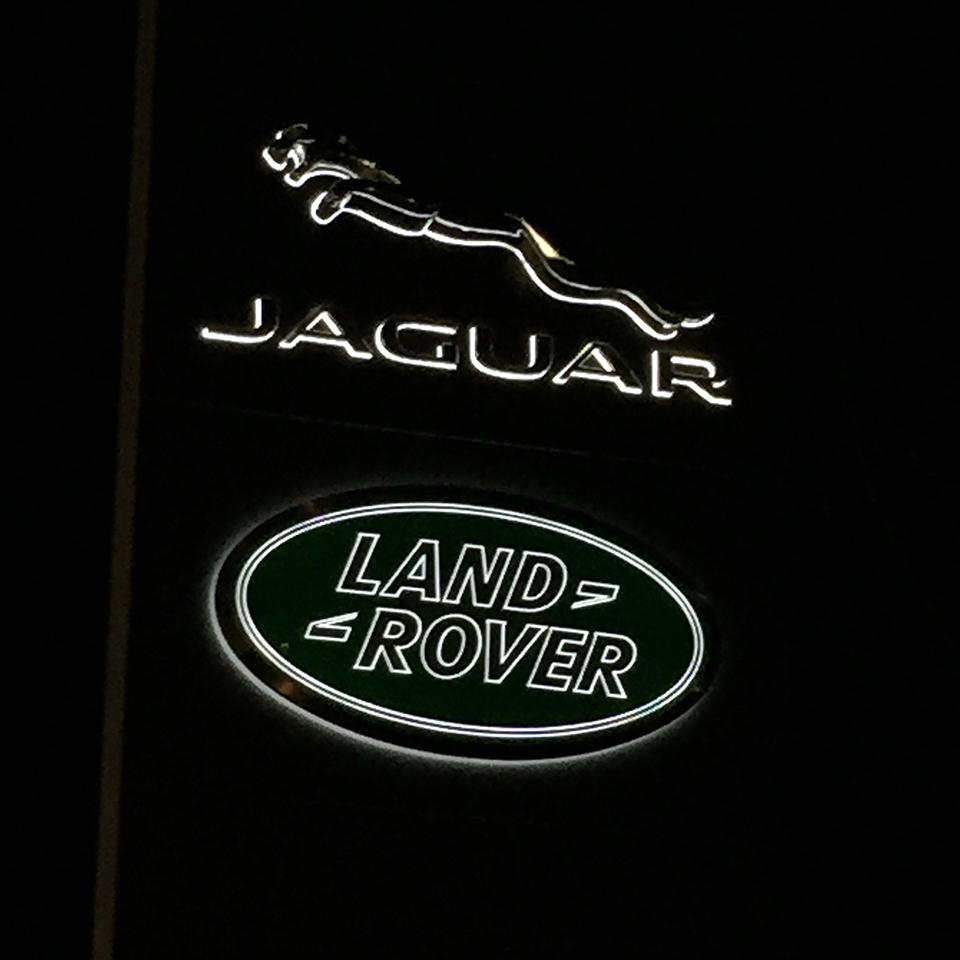 Logos Jaguar Land Rover lumineux par Visotec