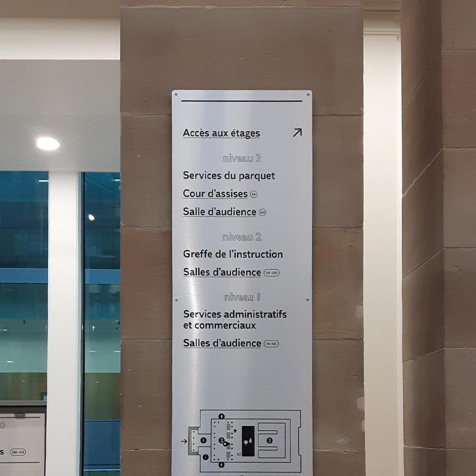 APIJ Plaque signalétique intérieure de palais de Justice par Visotec
