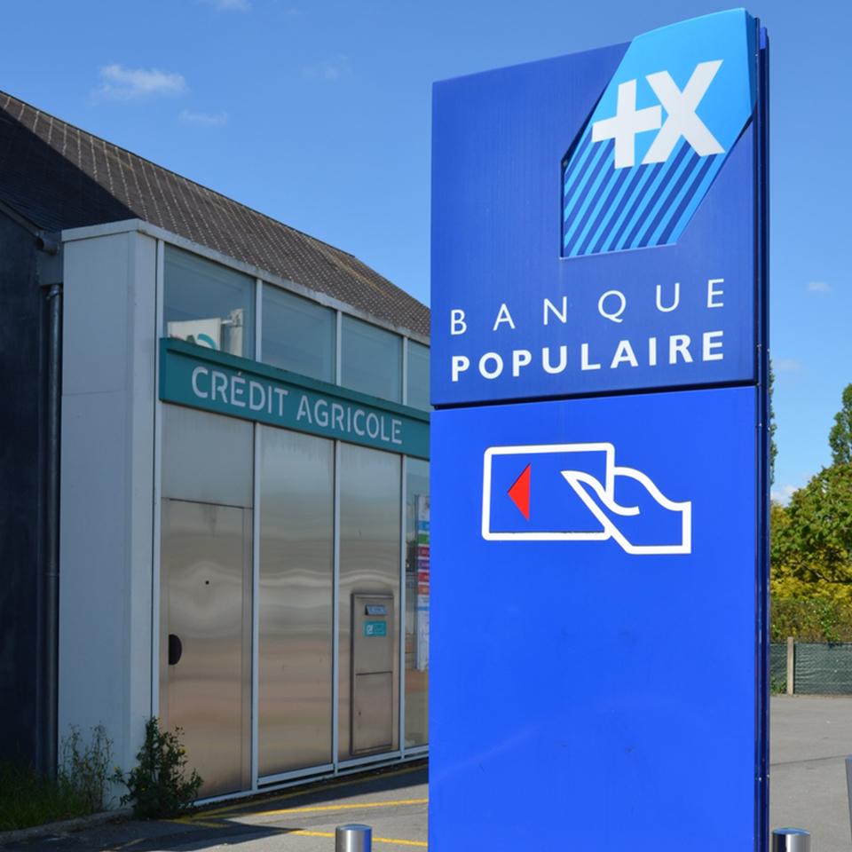 Banque Populaire branch totem erected by Visotec
