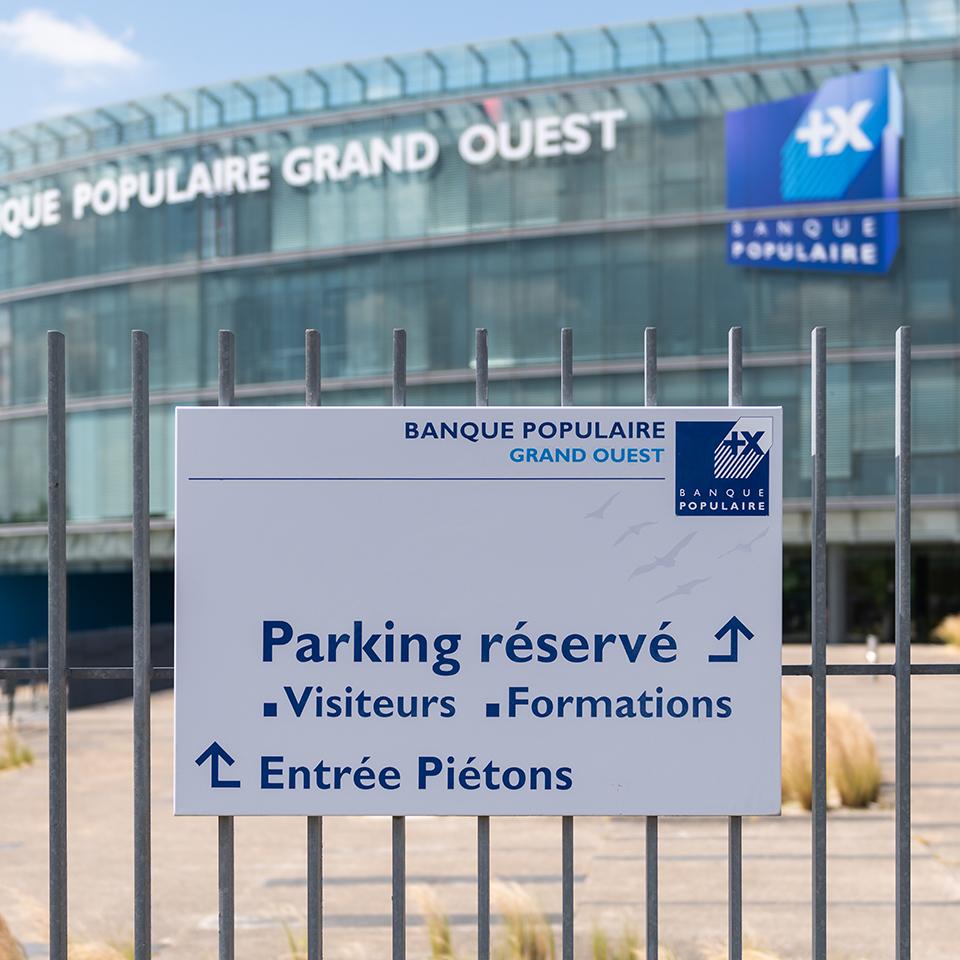 Access signage from Banque Populaire du Grand Ouest by Visotec 