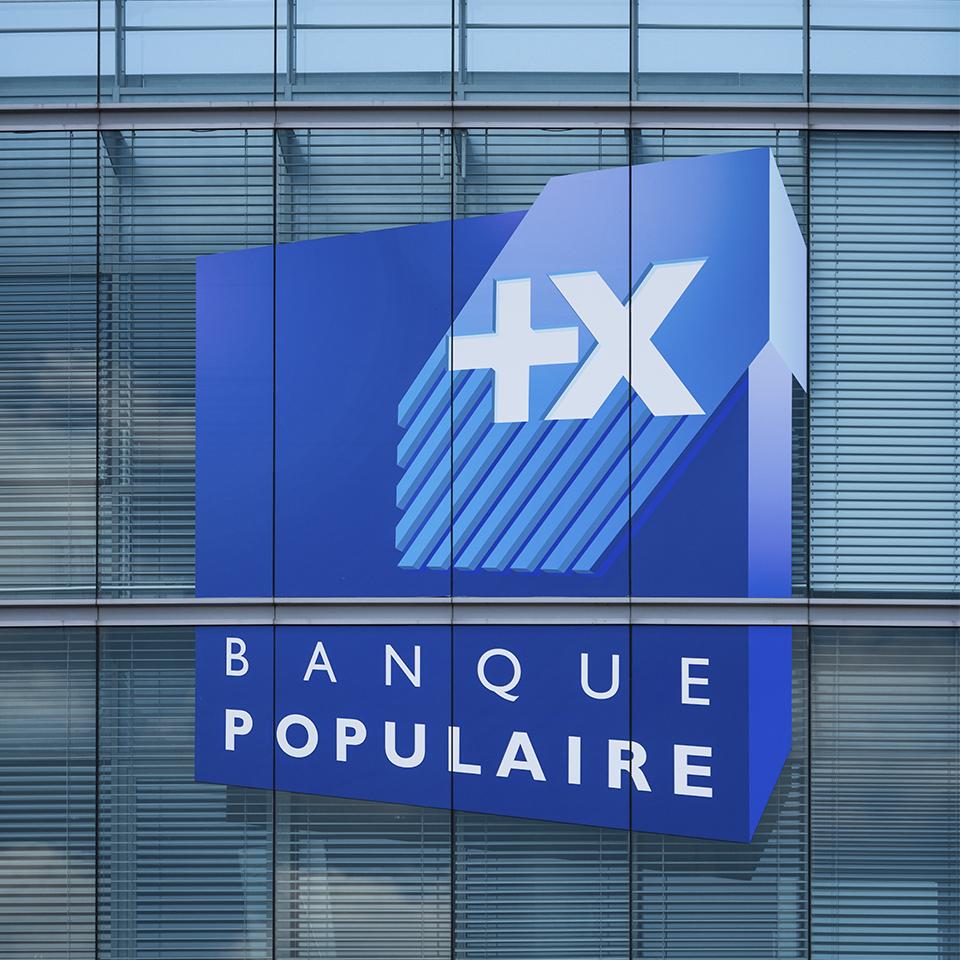 Logo XXL desplegado por Visotec en la fachada de Banque Populaire de la región Grand Ouest