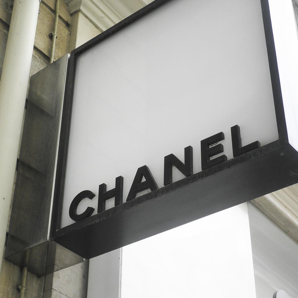 Señalética banderola de boutique Chanel desplegada por Visotec