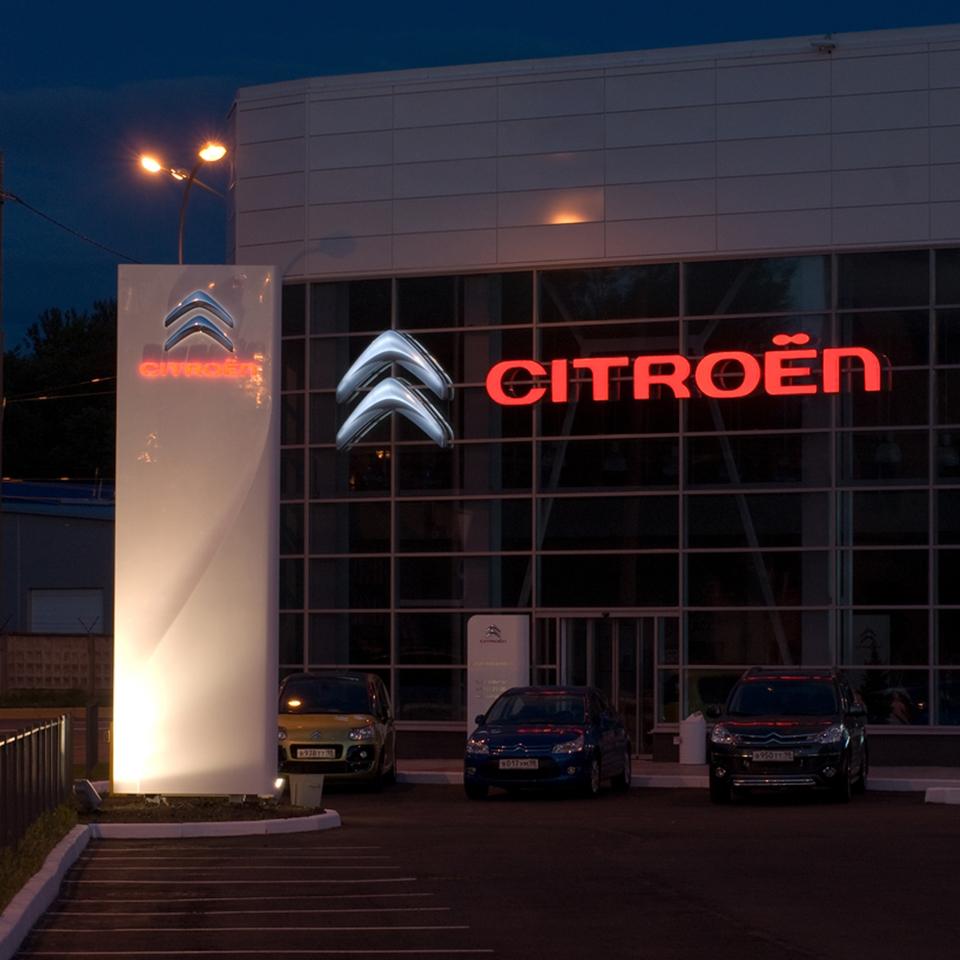 Citroën branding on night dealership by Visotec