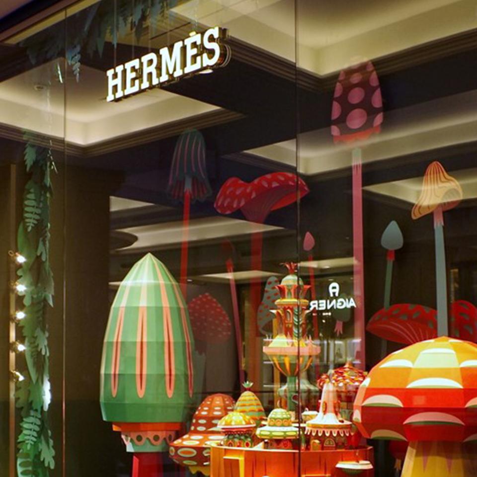 Указатель на витрине бутика Hermès, установленный Visotec