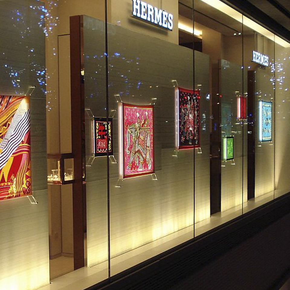 Boutique Hermès signalétique et mise en lumière par Visotec