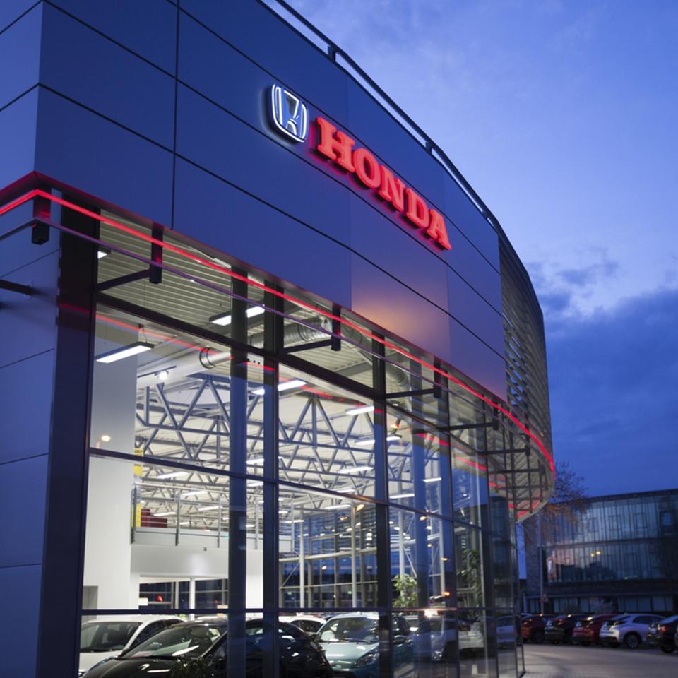 Honda-Autohaus mit roter Umrandung nachts von Visotec