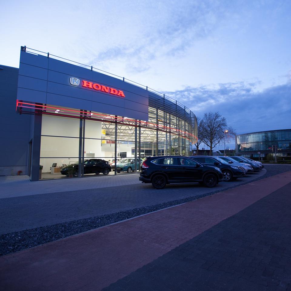 Fassade des neuen Honda-Autohauses von Visotec