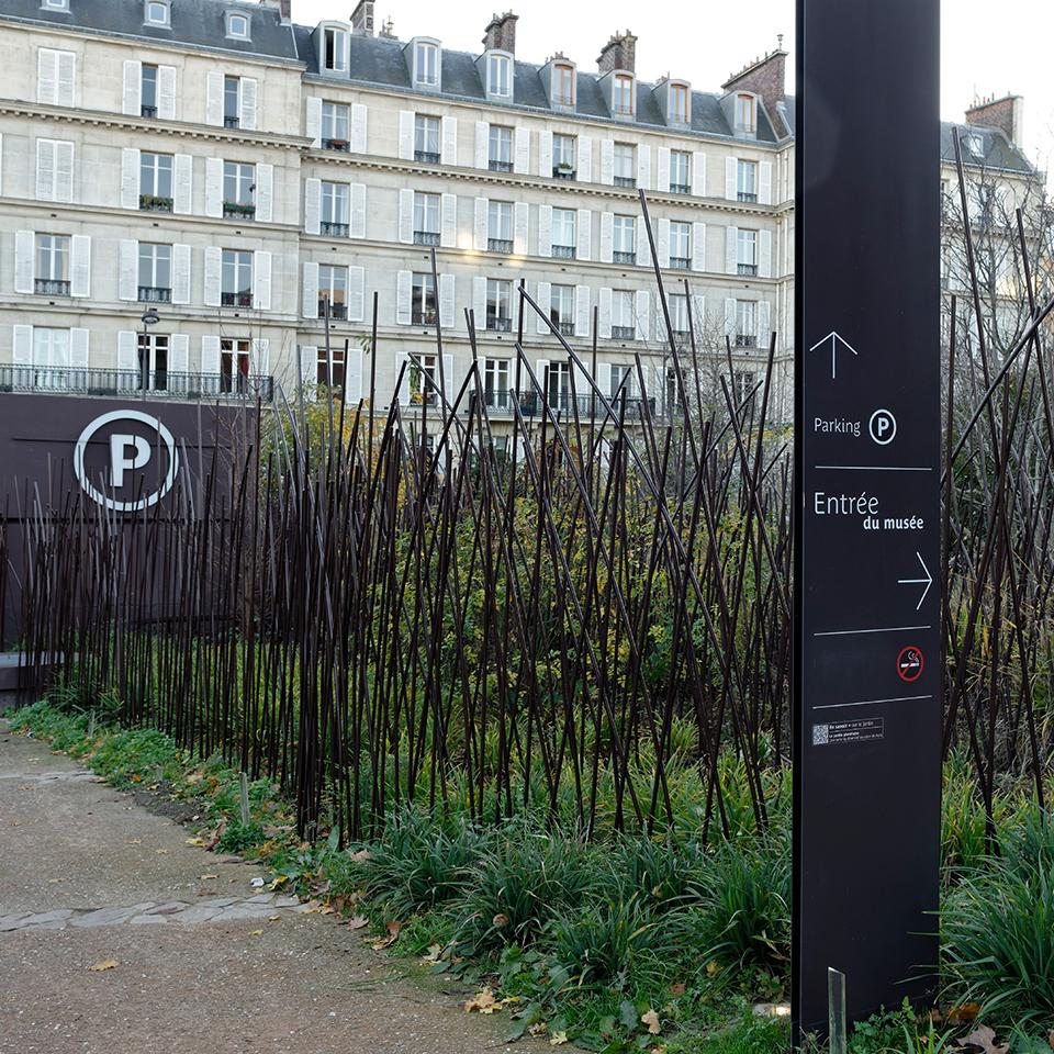 Quai Branly Museum outdoor direction signage deployed by Visotec