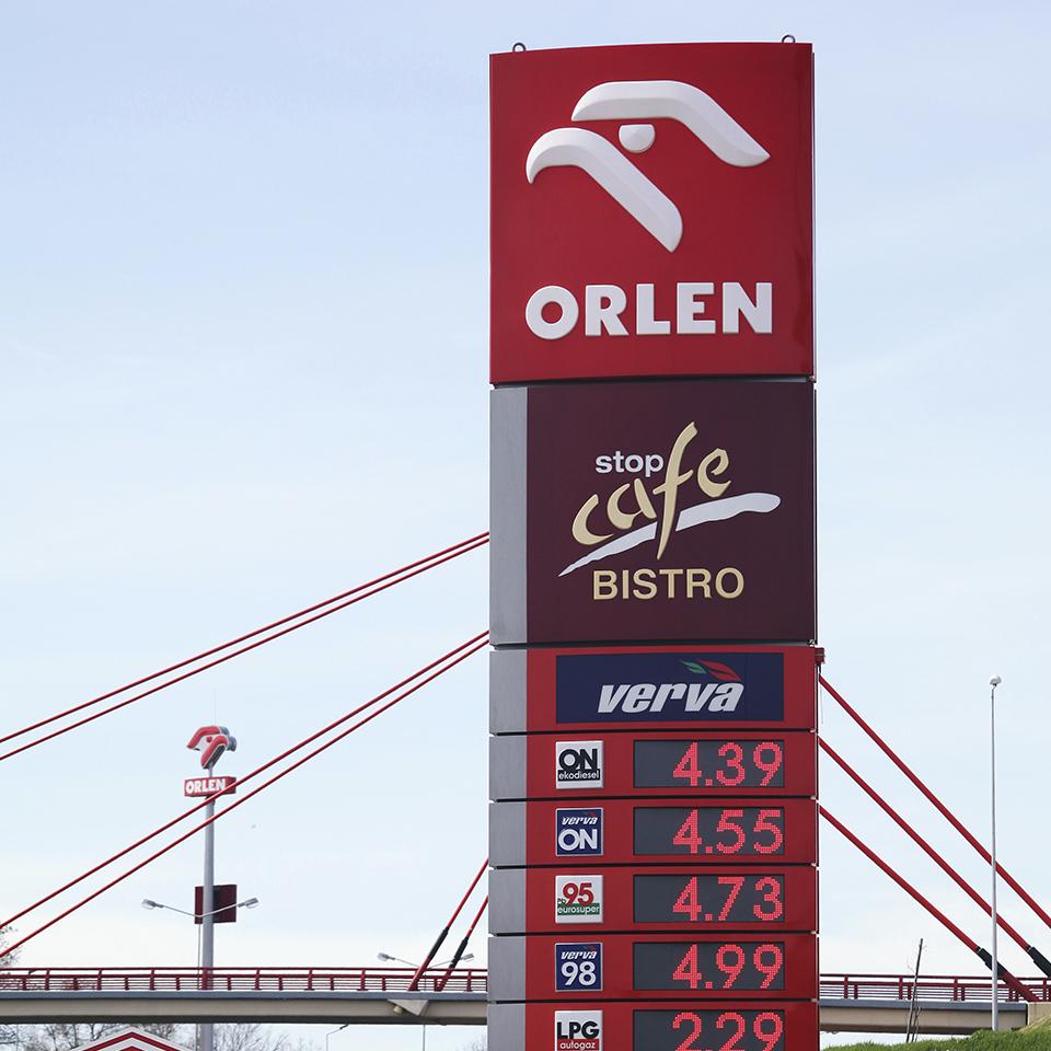 Orlen-Tankstelle Totem mit Preisanzeige von Visotec
