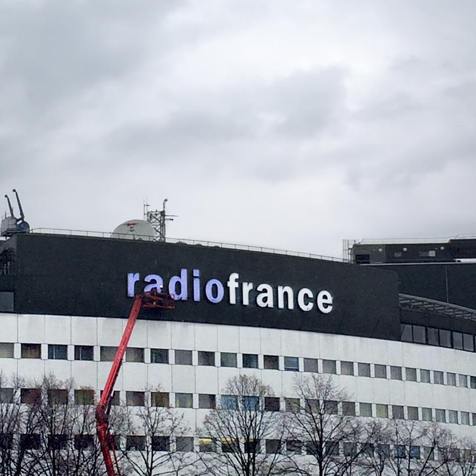 Despliegue del logo Radio France en la Maison de la Radio por Visotec