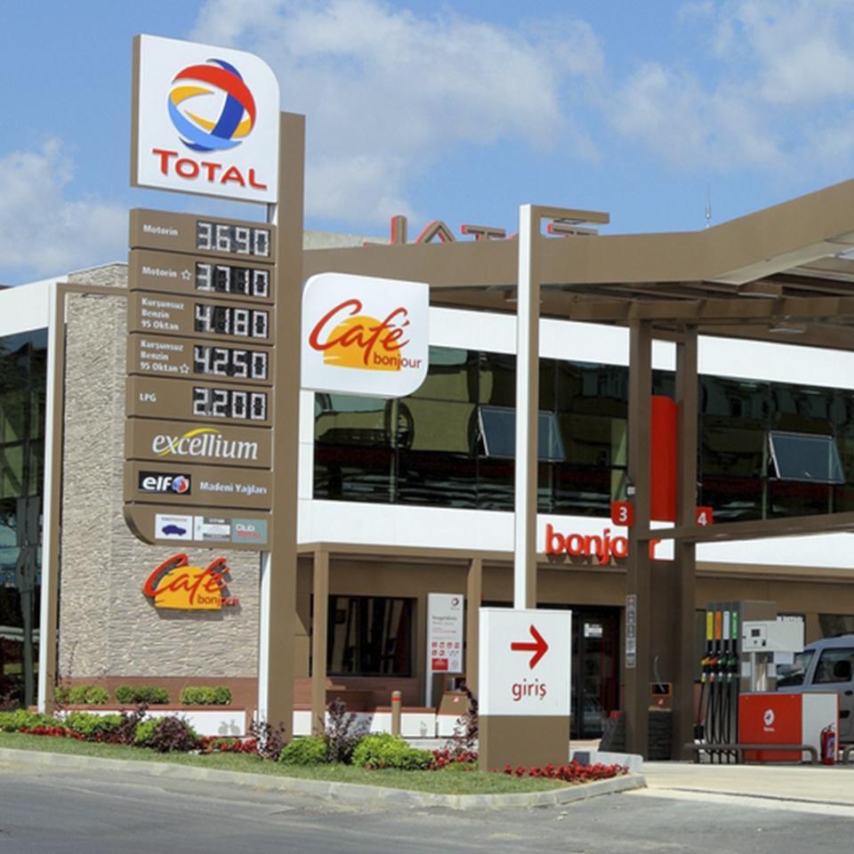 Oznakowanie stacji i sklepu Total