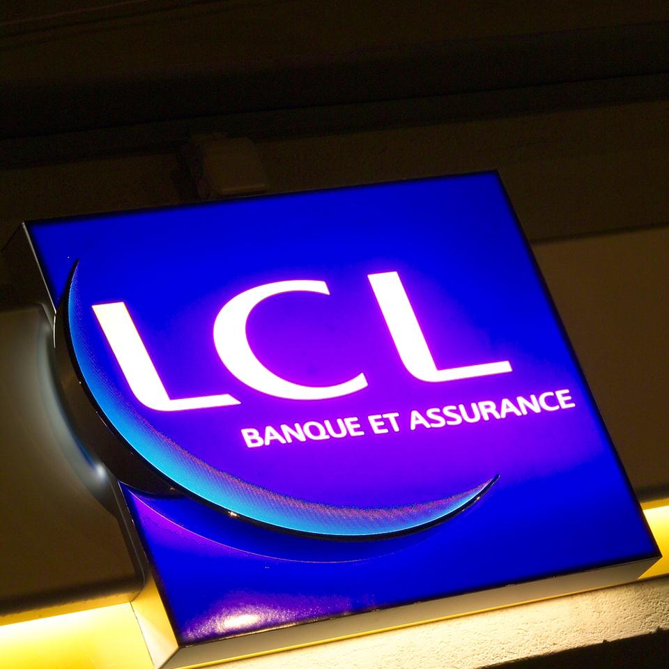 Ecusson lumineux pour signalétiqu d'agence bancaire LCL fabriqué par Visotec