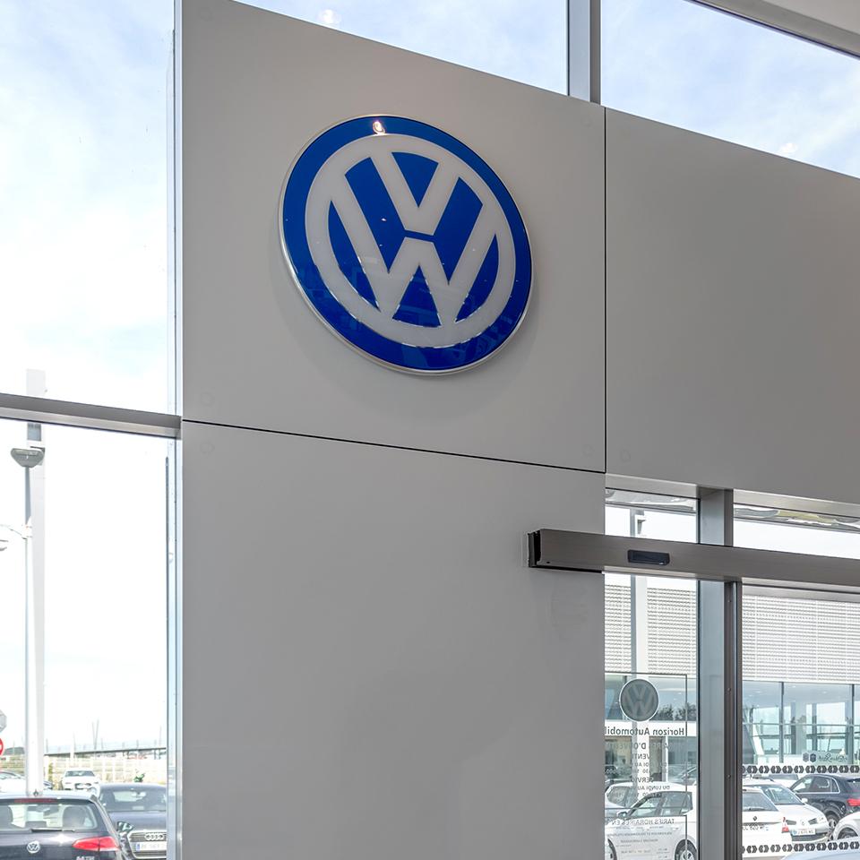Внутренний логотип Volkswagen произведен Visotec