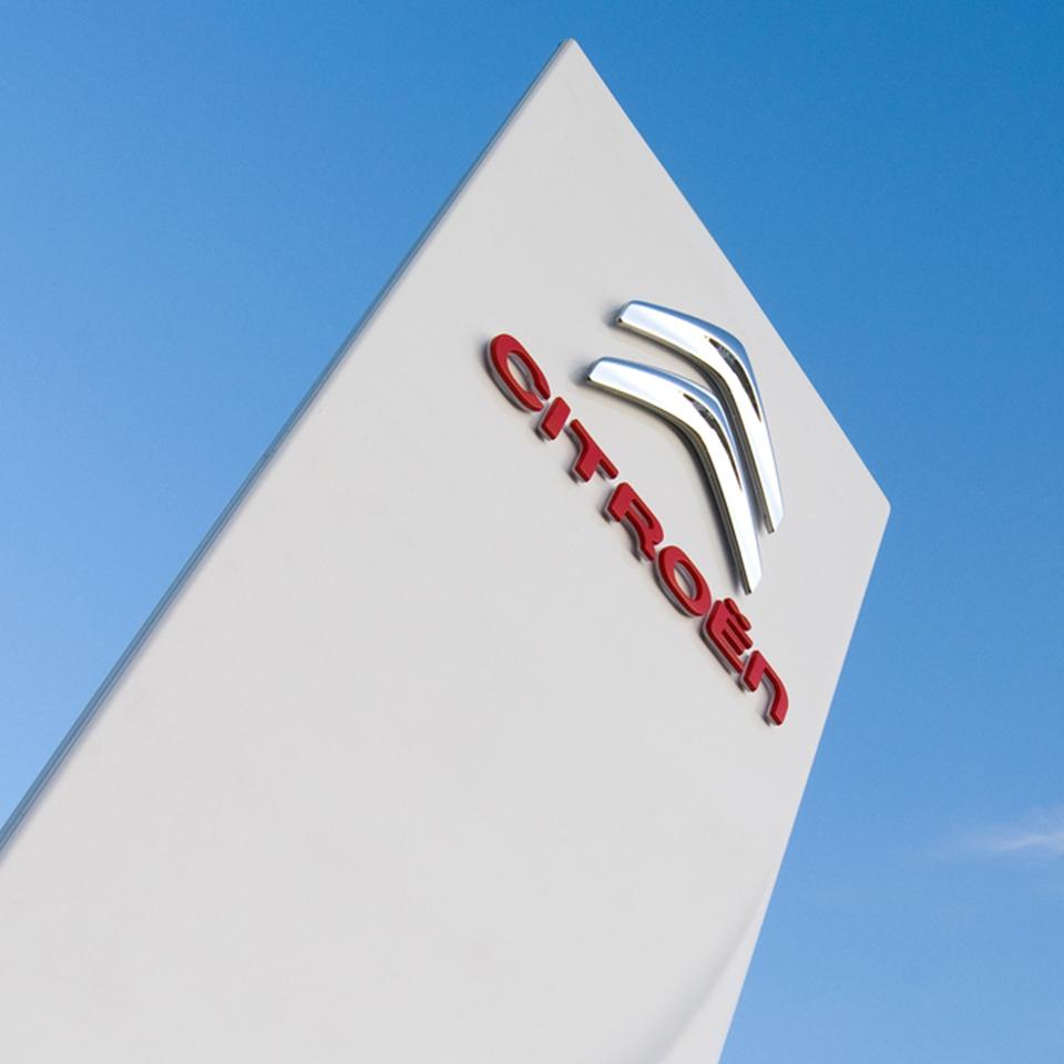 Citroën dealership signage totem manufactured by Visotec