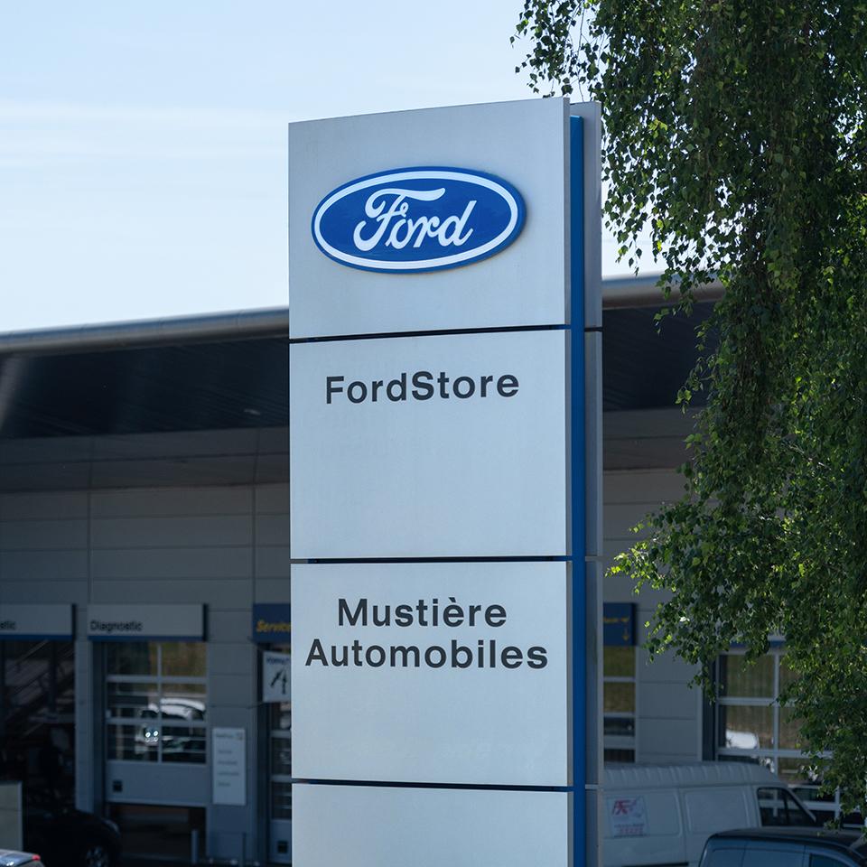 Mini Ford dealership signage totem pole manufactured by Visotec