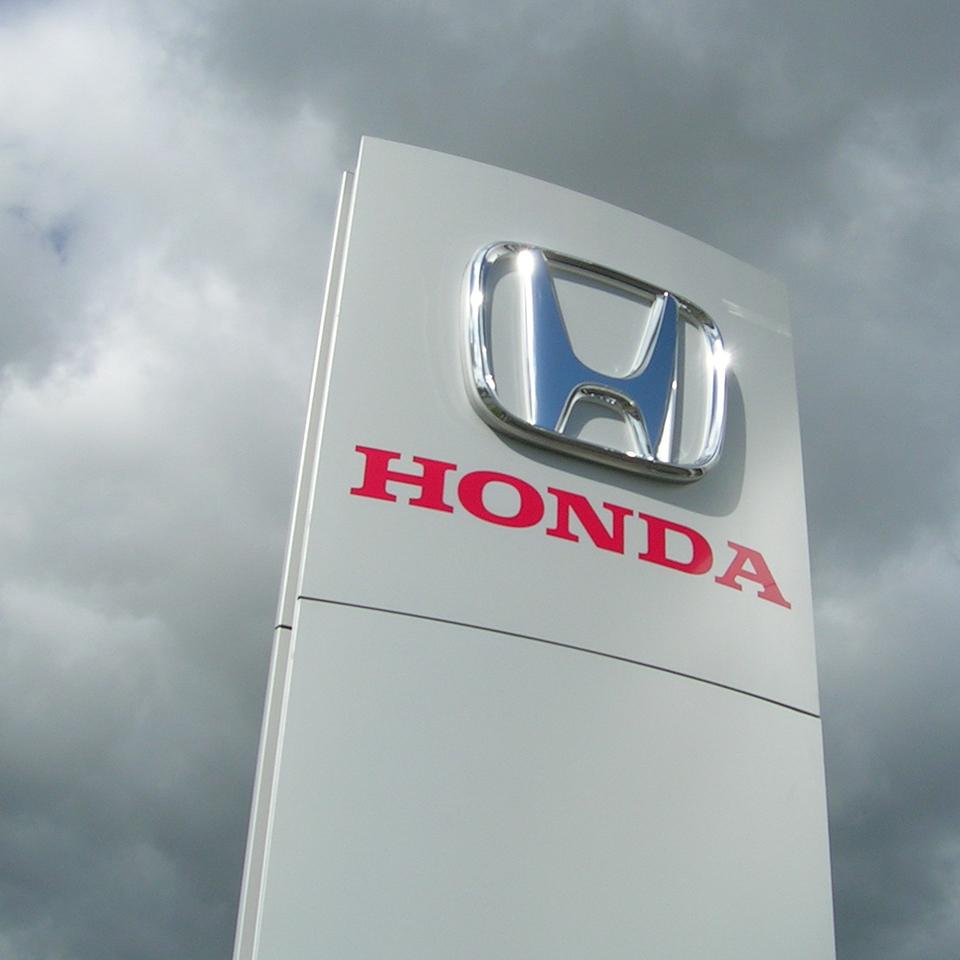 Honda car dealership signage totem made by Visotec