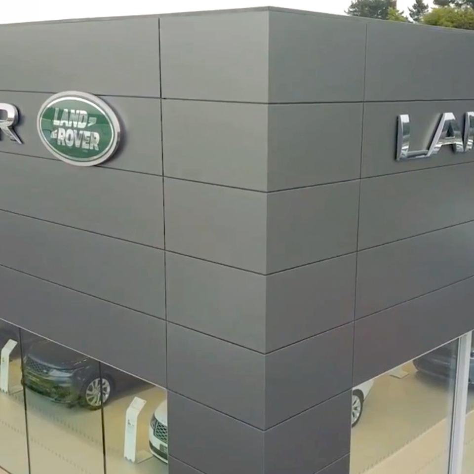 Visotec realisiert im britischen Plymouth die Lichtwerbeanlagen und Fassadenverkleidung eines neuen Autohauses von Jaguar Land Rover durch