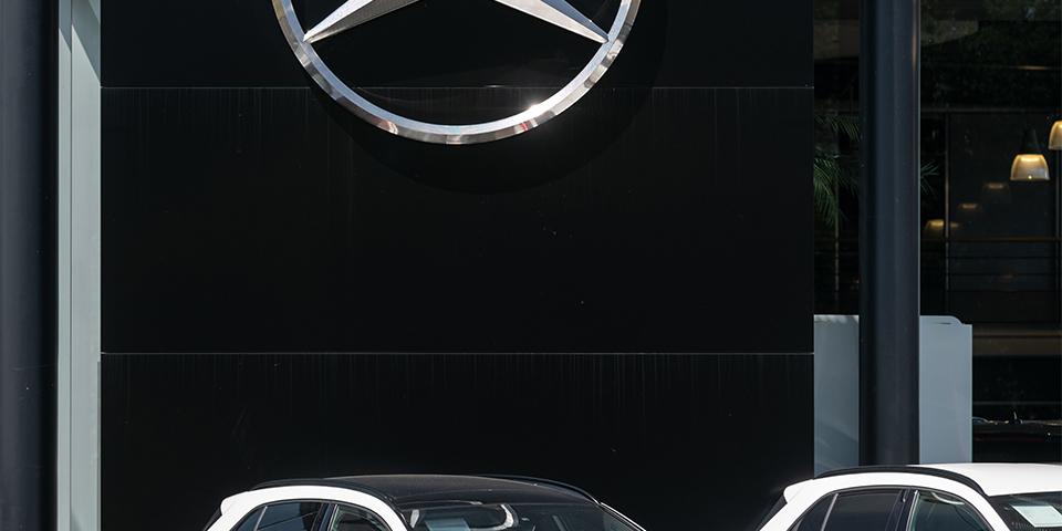 Etoile Mercedes Benz déployée sur une façade noire de concession par Visotec