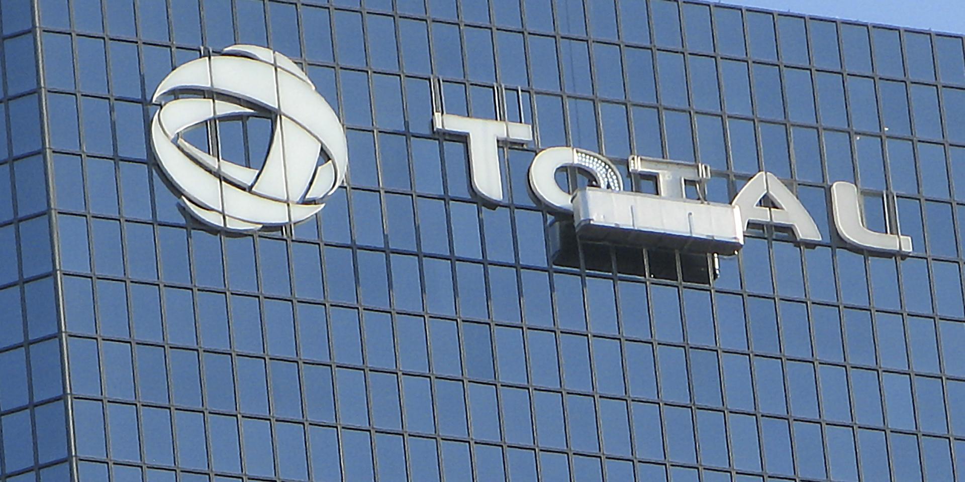 Installation du logo Total sur la Tour de La Défense par Visotec