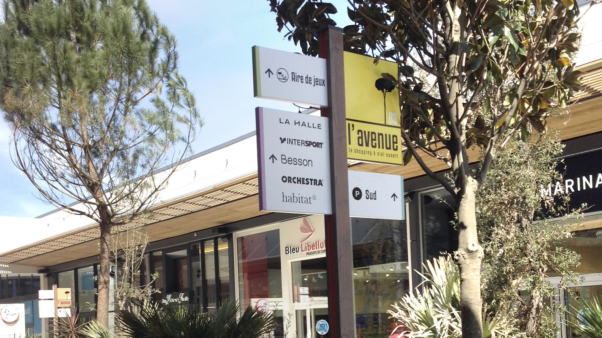 Outdoor directional signage for shopping centres manufactured by Visotec