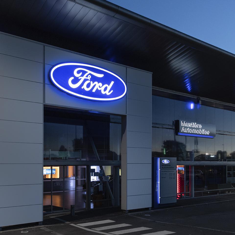 L'identité Ford illumine la nuit