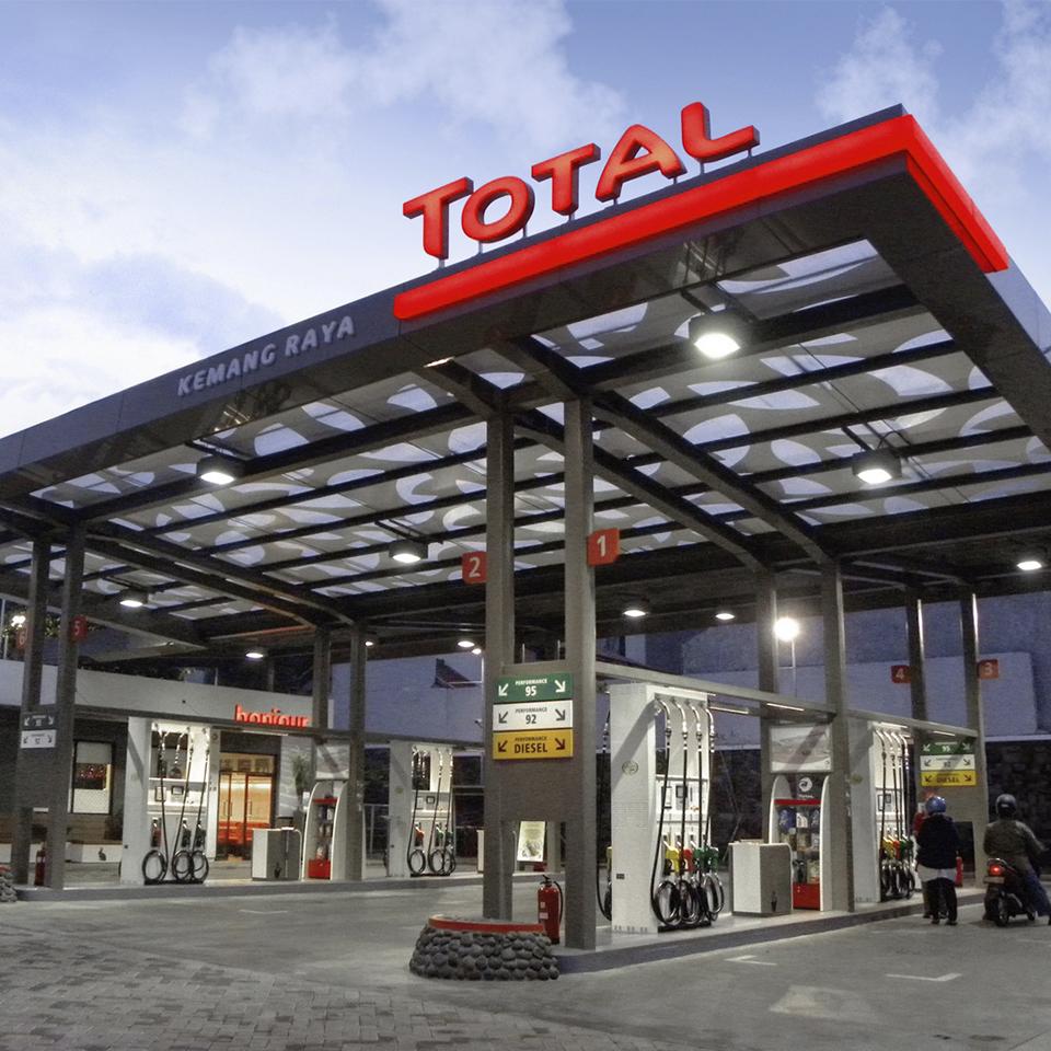 Total-Tankstelle und Vordach von Visotec beleuchtet