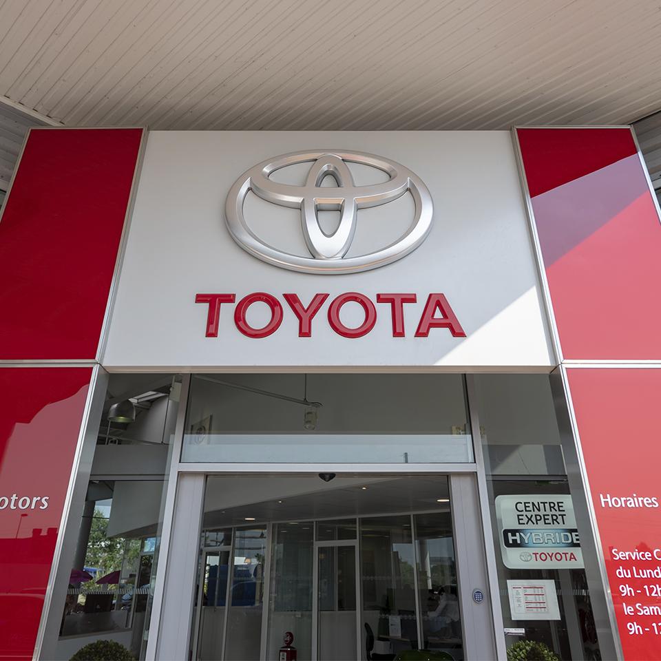 Arco de cristal Toyota firmado por Visotec