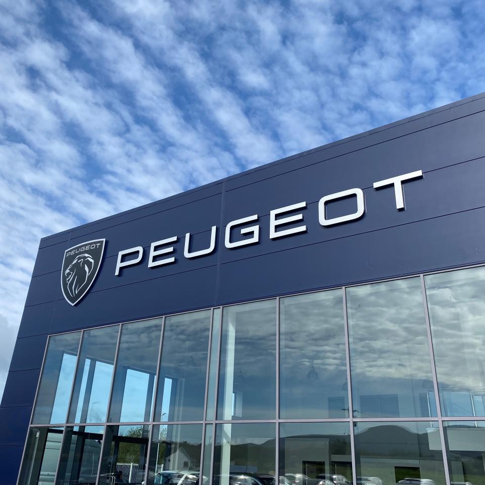 La nouvelle identité Peugeot : un blason pour les points de vente