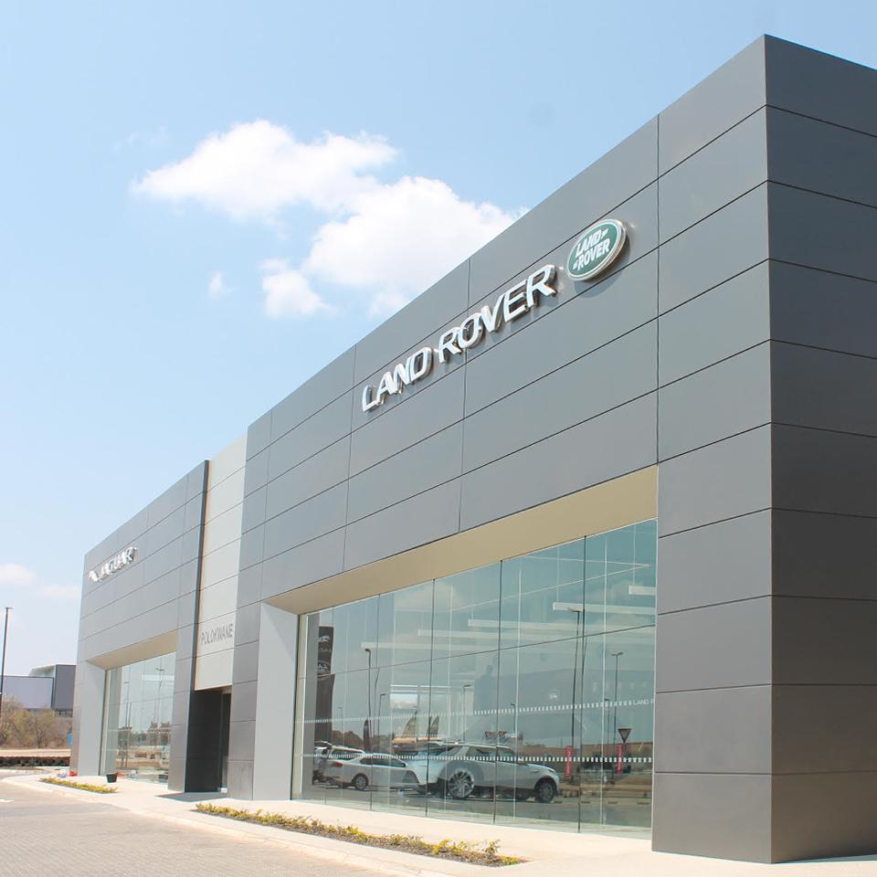 Elewacja Jaguar Land Rover łącznie z bramą wejściową