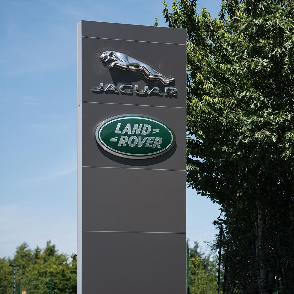 Jaguar Land Rover-Autohaus und Totem von Visotec