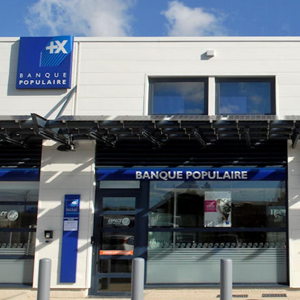 Señalética de fachada de sucursal Banque Populaire por Visotec