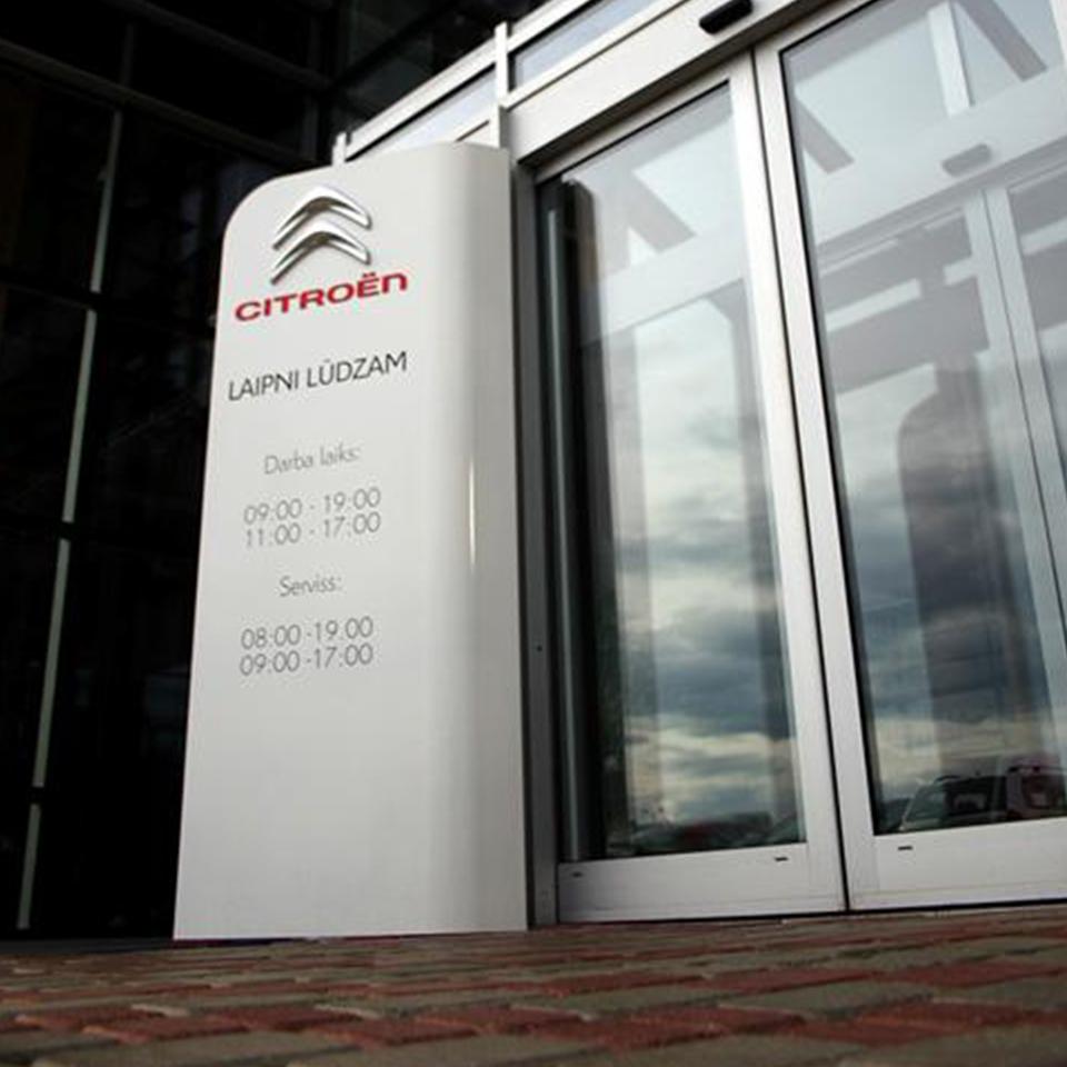 Citroën dealership entrance signage by Visotec