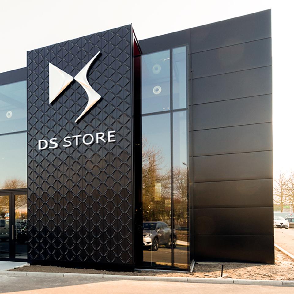 DS Automobiles Настенная стела DS Store произведена и развернута Visotec