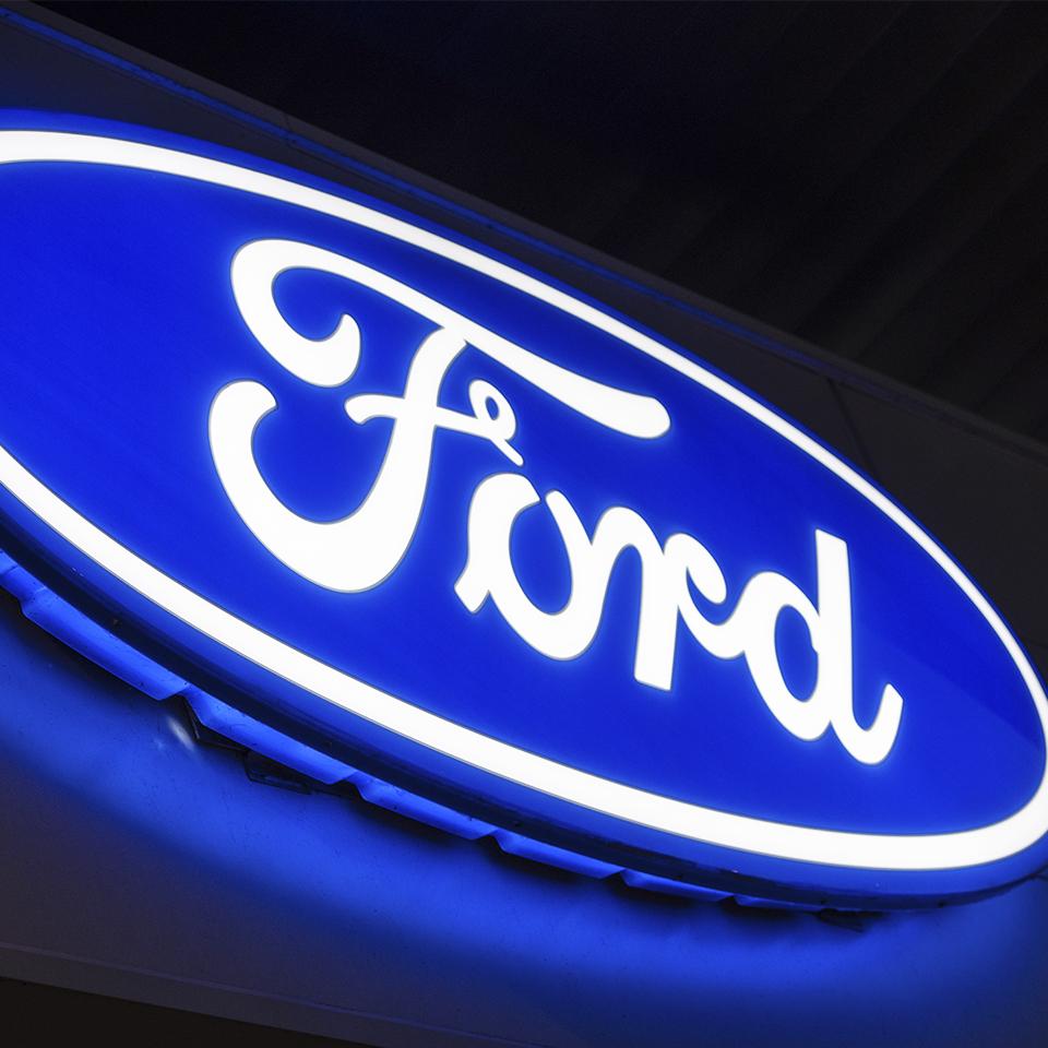 Logo lumineux Ford par Visotec