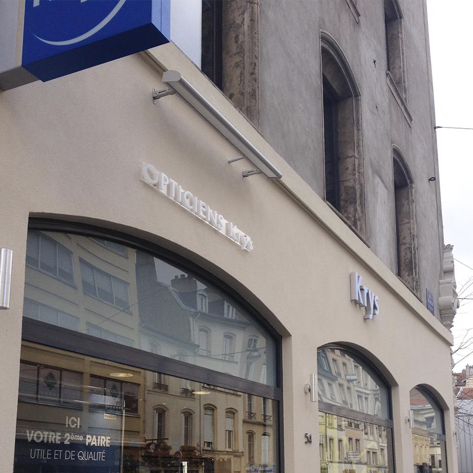 Krys signalétique de magasin de centre-ville par Visotec
