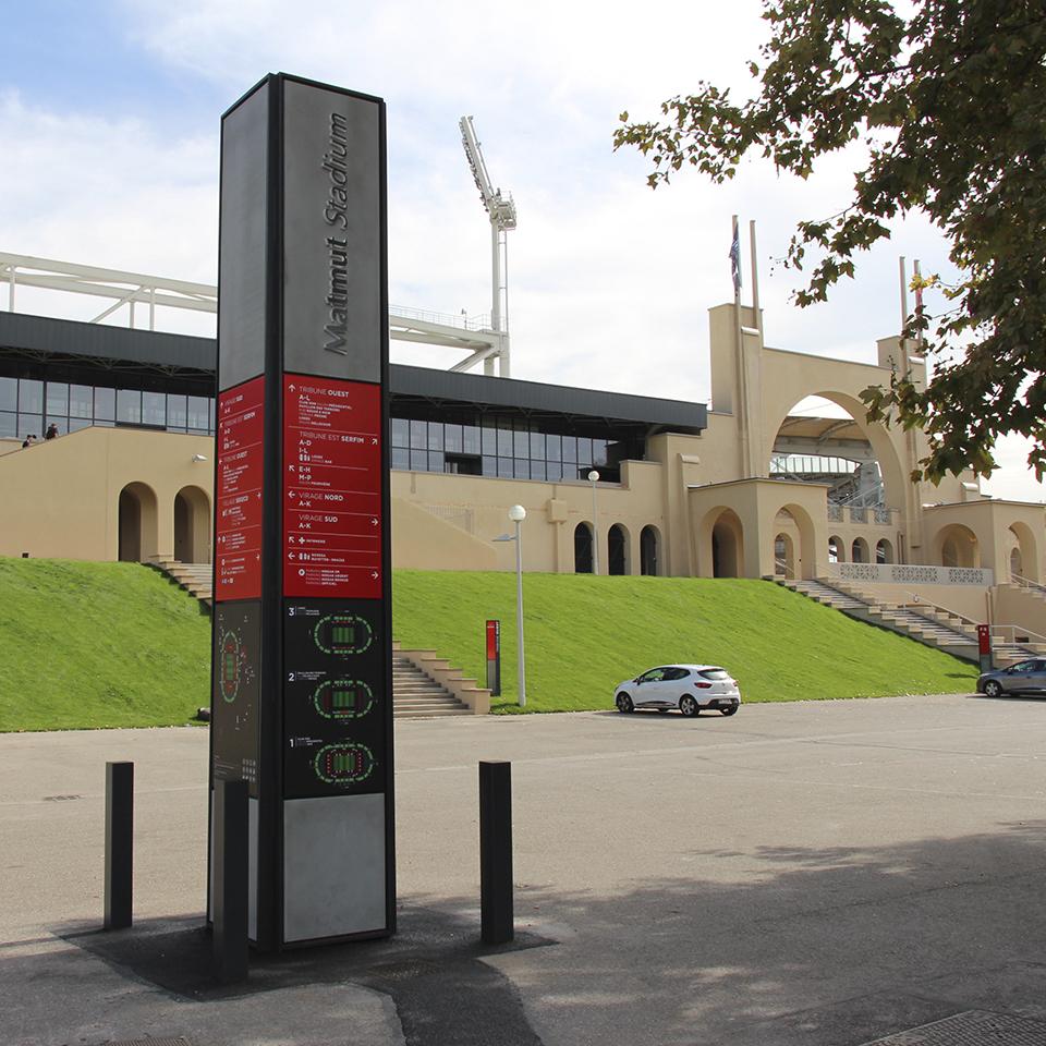 Стела Lou Rugby, установленная Visotec перед стадионом Matmut 