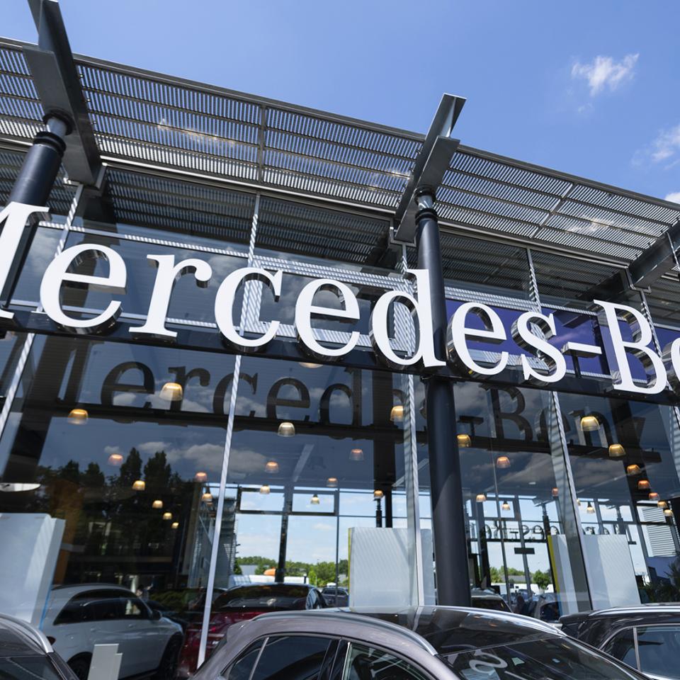 Wdrożenie nowego wizerunku marki Mercedes, łącznie z pracami montażowymi