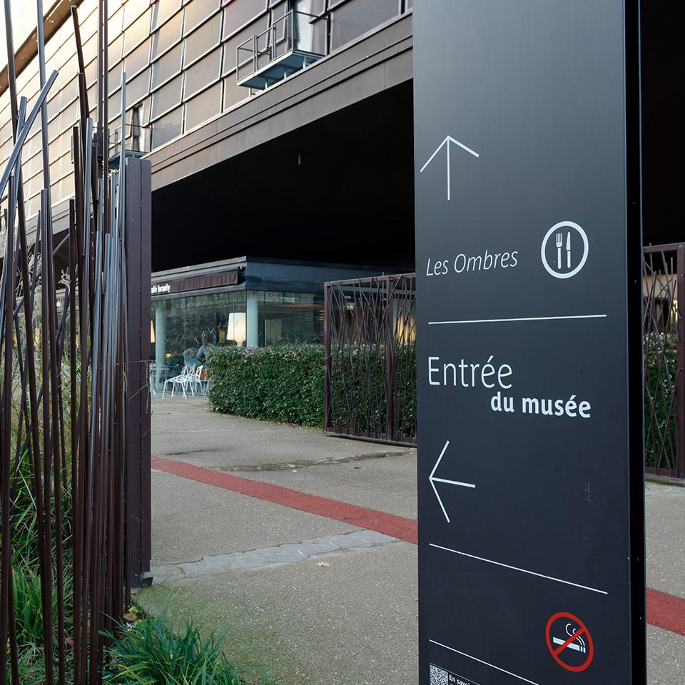 Welcome Signage at the Quai Branly Museum deployed by Visotec