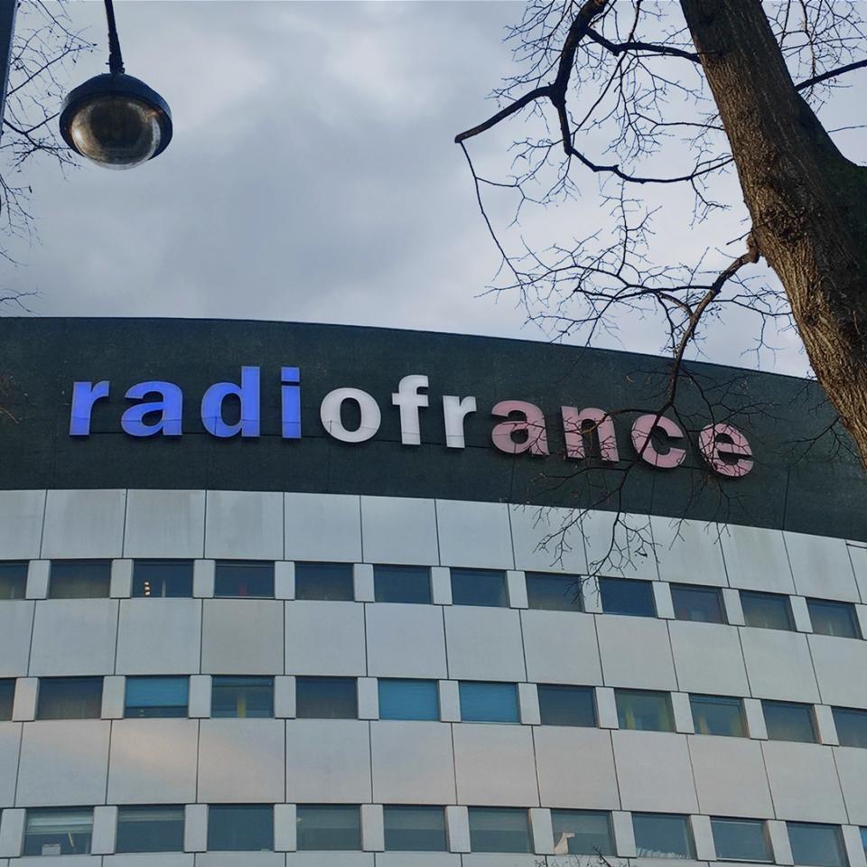Radio France: ekspozycja nowej identyfikacji wizualnej grupy na elewacji „Maison ronde”