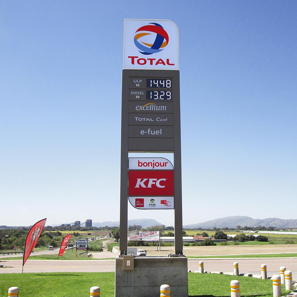 Totem einer Total-Tankstelle mit digitaler Preisanzeige von Visotec