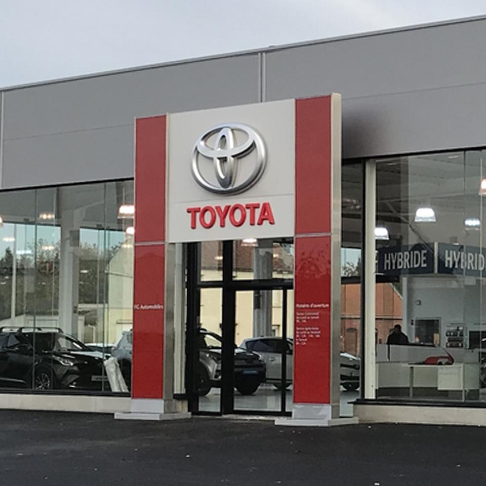Habillage de façade de la concession Toyota par Visotec