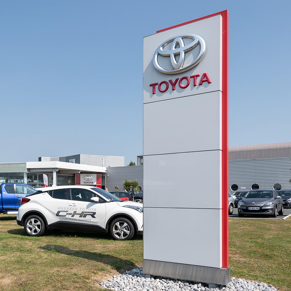 Tótem de orientación Toyota por Visotec
