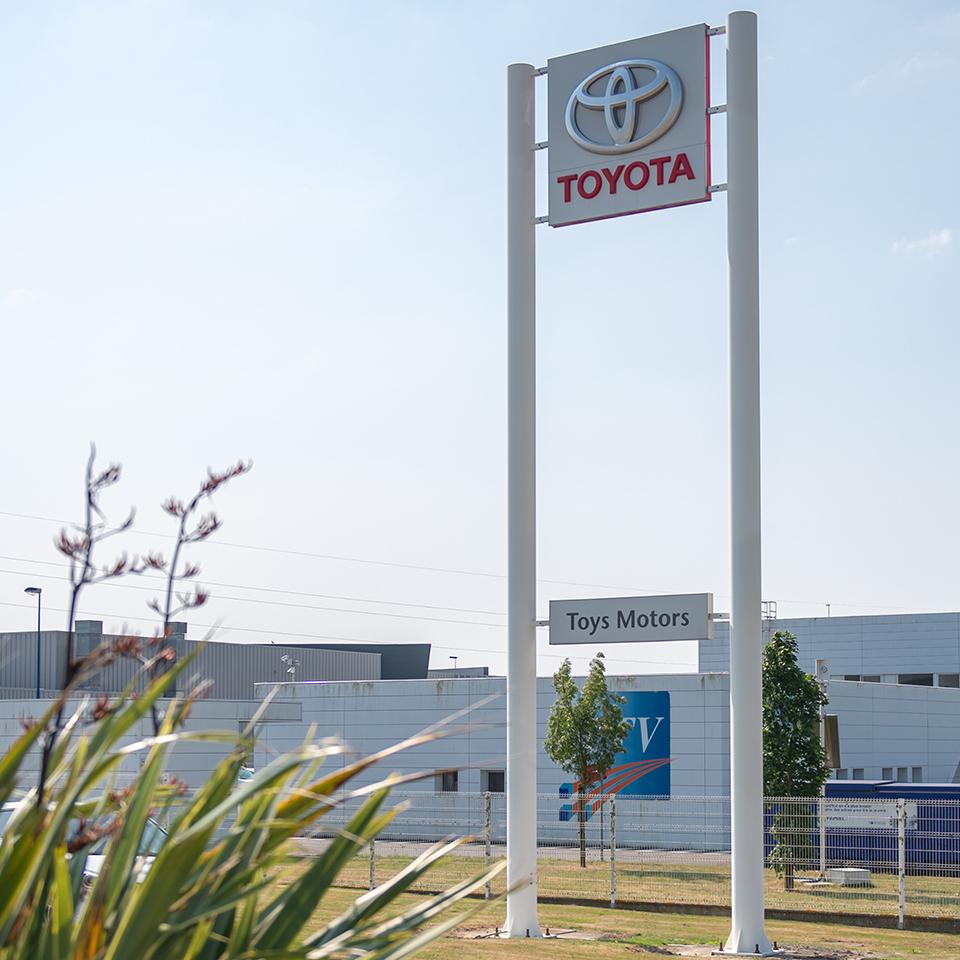 Le totem XXL de la concession Toyota par  Visotec